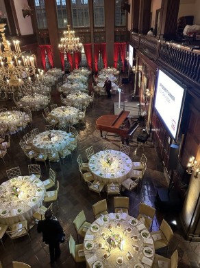 MDR pinspots + stage wash + screens - empty