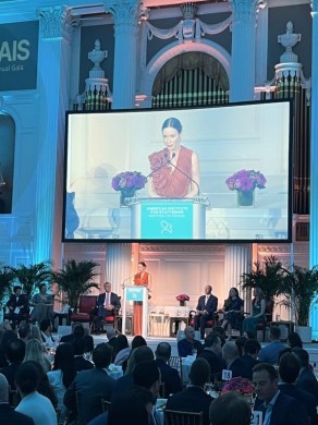 Emily Blunt Speaking at American Institute for Stuttering Event